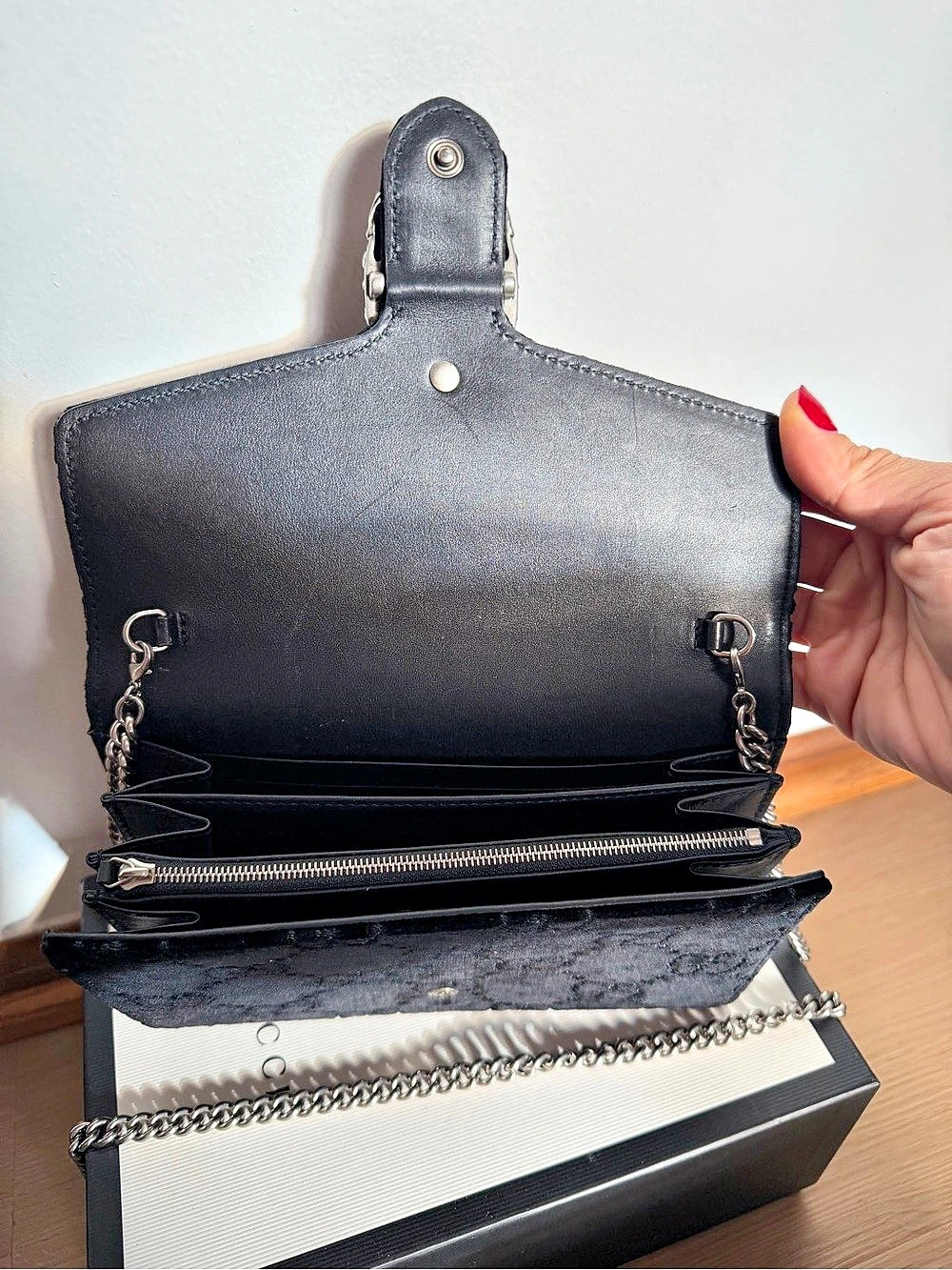 Gucci GG Marmont Velvet Shoulder Bag in Black - Picture 4 of 6